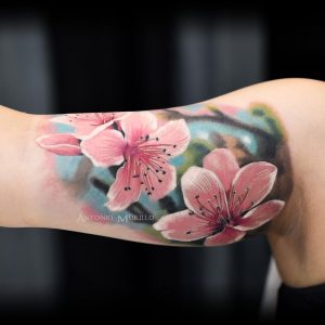 Fiori di ciliegio tatuaggio realistico