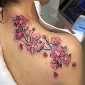 Fiori di ciliegio tatuaggio spalla