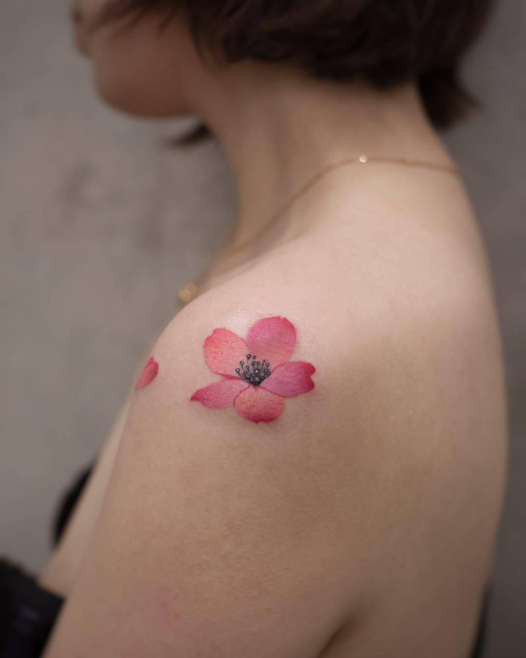 tatuaggio fiori di pesco by @newtattoo_qiqi