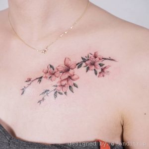 Tattoo sensuale fiori di ciliegio