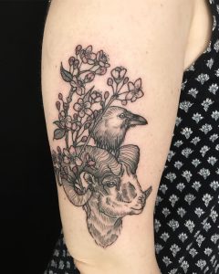 Tattoo fiori di ciliegio corvo capra