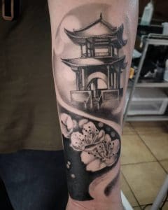 Tatuaggio fiori di ciliegio tempio