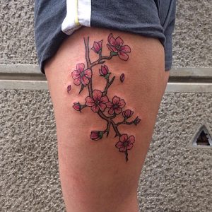 Tatuaggio fiori di ciliegio coscia