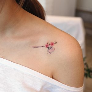 Tatuaggio fiori di ciliegio clavicola