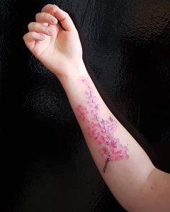 Tatuaggio fiori di ciliegio avambraccio