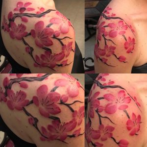 Tatuaggio fiori di ciliegio spalla
