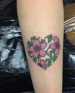 Tatuaggio fiori di ciliegio cuore