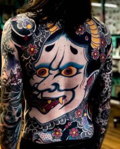 Tatuaggio fiori di ciliegio maschera giapponese