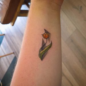 tatuaggio tulipano braccio by @bojan_persic_art