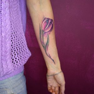 tatuaggio tulipano colorato by @tattoo.pepper