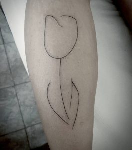 tatuaggio tulipano stilizzato by @thalessamatattoo