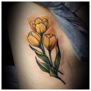 tatuaggio tulipano realistico by @twloube