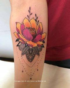 tattoo fiore di loto colori mehndi by @fabrik_ink