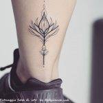 tattoo fiore di loto stilizzato by @resilience.ink