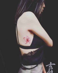 tattoo fiore di pesco by @lxy_irene