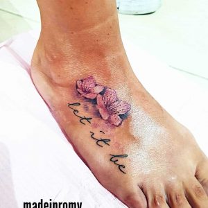 tattoo fiore di pesco by @madeinromy