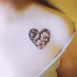 tattoo fiore di pesco cuore by @tattooku