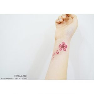 tattoo fiore di pesco polso by @tattooist_banul