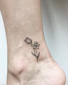 tatuaggio tulipano minimal by @dr.kate.tattoo