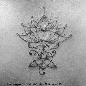 tatuaggio fiore di loto linee by @dr_inktattoo