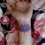 tatuaggio fiore di loto piccolo colorato by @diablo_azul_tattoo