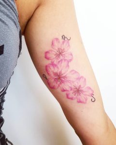 tatuaggio fiore di pesco by @blackinblacktattoo