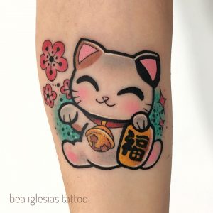 tatuaggio-gatto-maneki-neko-by-@bea.iglesias.tattoo