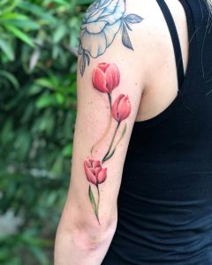 tulipano tattoo by @gloriamenclossi