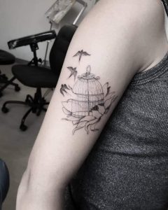 rondini libertà tattoo by @silvia_smart_tattoo