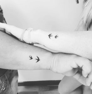 tattoo coppia rondini by @dedicatoate_tattoo