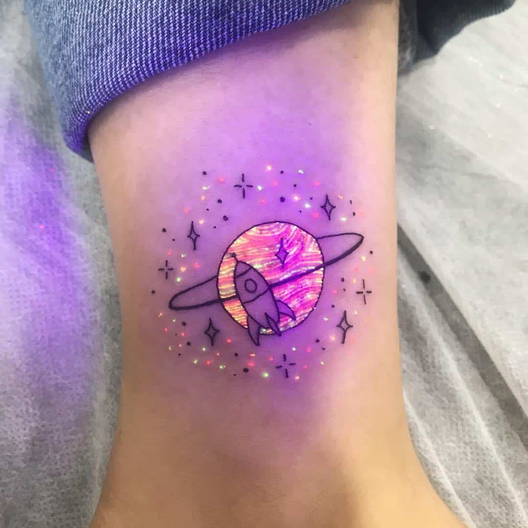 tattoo fluo pianeta e stelle by @_tukoi_