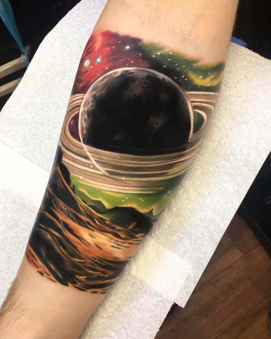 tattoo pianeta a colori avambraccio by @thebakery