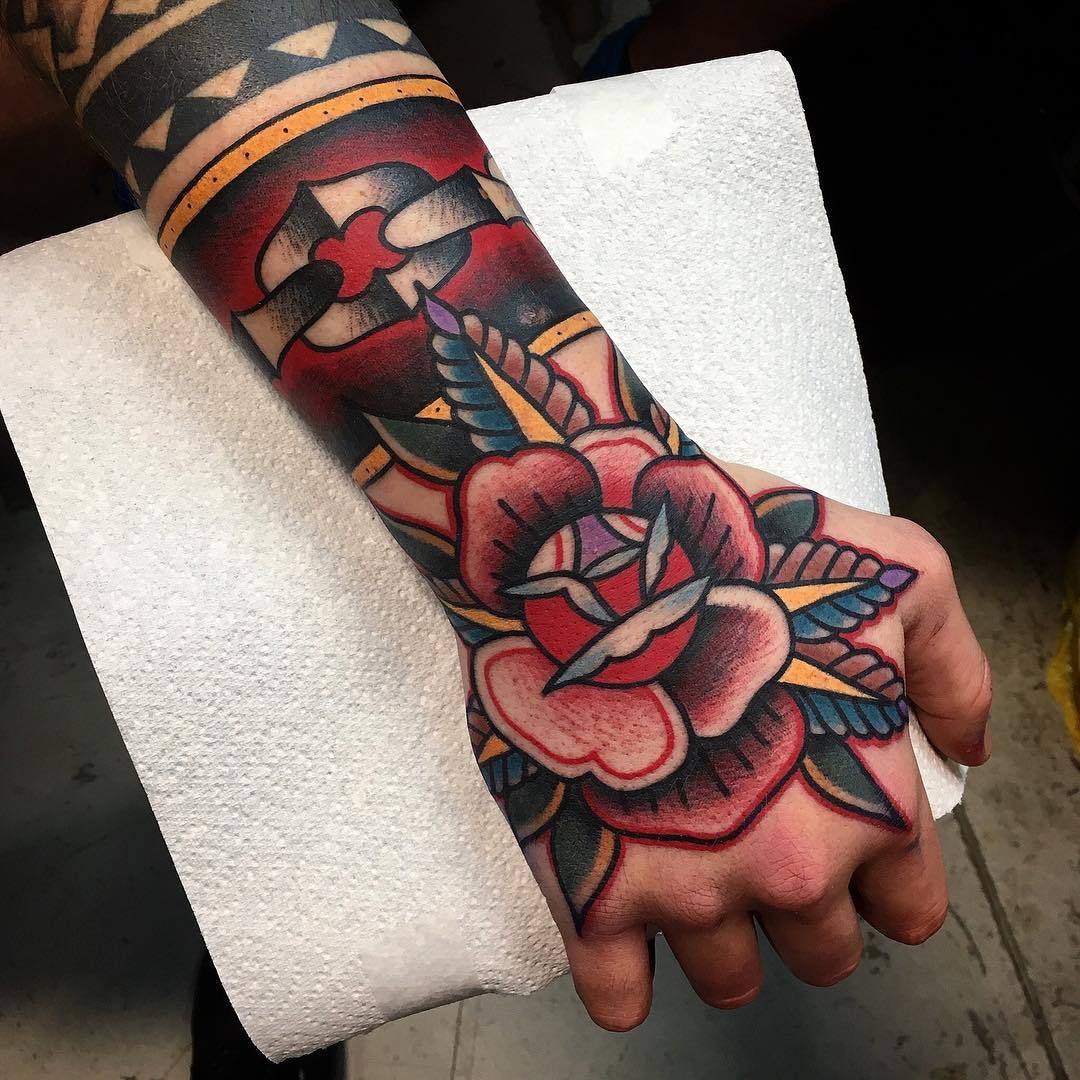tatuaggio sulla mano