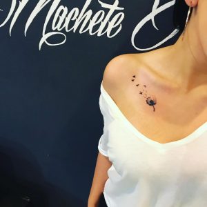 tatuaggio soffione clavicola by @machetetattoo