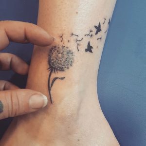 tatuaggio soffione piccolo by @michela_cuorenerotattoo
