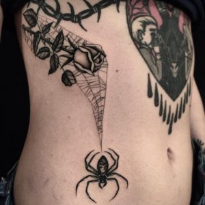 tattoo-spiderweb-fianco-by-@silviocaveira-1