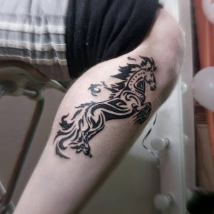 tattoo-cavallo-by-@yurlovakate