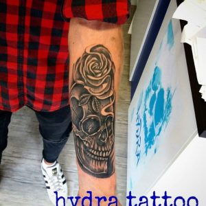 teschio black n gray con rosa by @hydra_tattoo