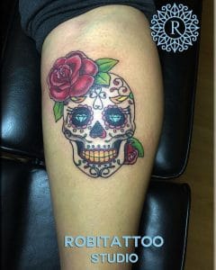 teschio messicano con rosa e diamanti by @robitattoo_urbania