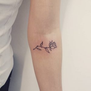 fiore stilizzato tattoo by @mat.bloody.art
