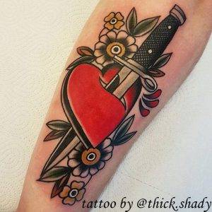 tattoo-cuore-coltello-fiori-by-@thick.shady