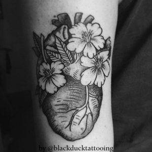 tattoo-cuore-fiori-by-@blackducktattooing