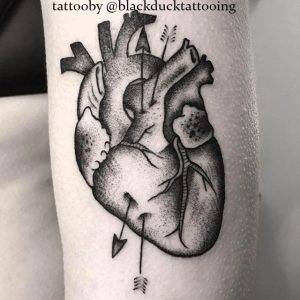 tattoo-cuore-frecce-by-@blackducktattooing