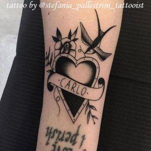 tattoo-cuore-scritta-rondini-fiore-by-@stefania_pallestrini_tattooist