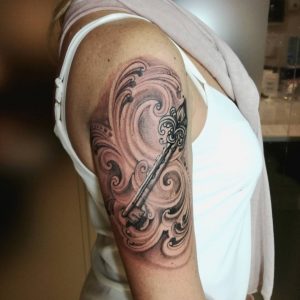 tatuaggio chiave antica braccio by @salvitattooartist