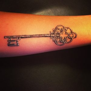 tatuaggio chiave antica by @mandala_art_tattoo