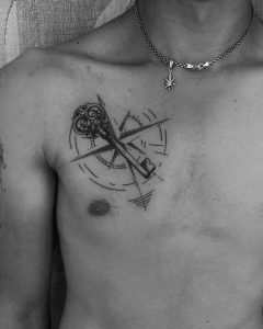 tatuaggio chiave antica petto by @oh_jennifer_ohi