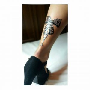tatuaggio chiave con fiocco by @acanthus_tattoo