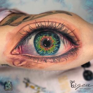 painting tattoo eye by @lauraegea_tattoo