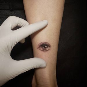 small eye tattoo by @yuda_tattoo